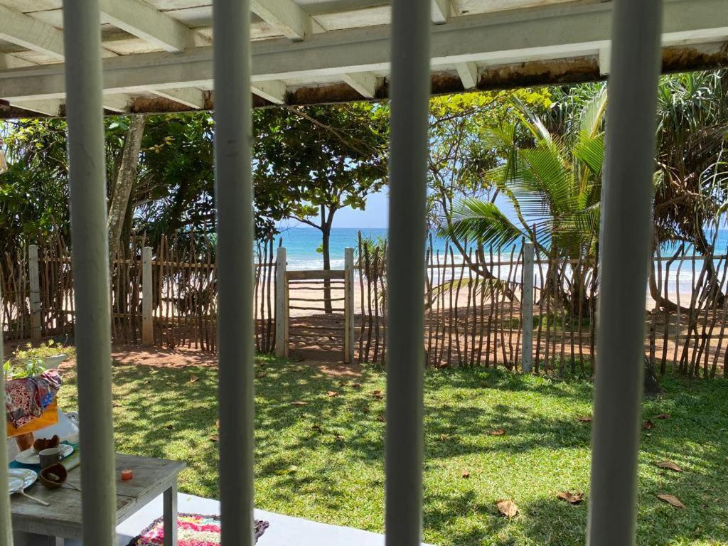 Beach House Kalukatiya - Family Villa, Seaview Room, Garden Room Dickwella Exterior photo